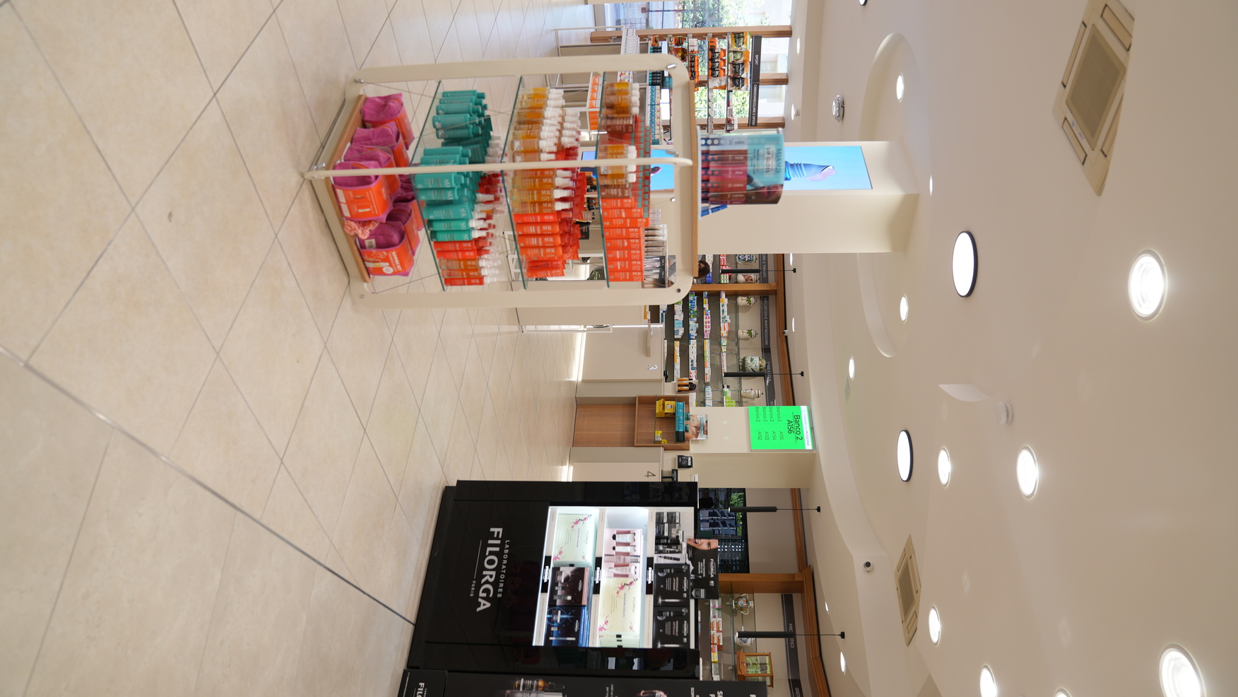 Interno farmacia — bancone principale